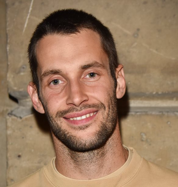 Simon Porte Jacquemus | &#x39F; &#x393;&#x3AC;&#x3BB;&#x3BB;&#x3BF;&#x3C2; &#x3C3;&#x3C7;&#x3B5;&#x3B4;&#x3B9;&#x3B1;&#x3C3;&#x3C4;&#x3AE;&#x3C2; &#x3B2;&#x3C1;&#x3AF;&#x3C3;&#x3BA;&#x3B5;&#x3C4;&#x3B1;&#x3B9; &#x3C3;&#x3C4;&#x3B7;&#x3BD; &#x395;&#x3BB;&#x3BB;&#x3AC;&#x3B4;&#x3B1;, &#x3B1;&#x3C0;&#x3BF;&#x3BB;&#x3B1;&#x3BC;&#x3B2;&#x3AC;&#x3BD;&#x3BF;&#x3BD;&#x3C4;&#x3B1;&#x3C2; &#x3C4;&#x3B9;&#x3C2; &#x3B4;&#x3B9;&#x3B1;&#x3BA;&#x3BF;&#x3C0;&#x3AD;&#x3C2; &#x3C4;&#x3BF;&#x3C5;