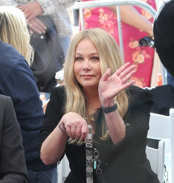 Christina Applegate | &#x397; &#x3C0;&#x3C1;&#x3CE;&#x3C4;&#x3B7; &#x3B4;&#x3B7;&#x3BC;&#x3CC;&#x3C3;&#x3B9;&#x3B1; &#x3B5;&#x3BC;&#x3C6;&#x3AC;&#x3BD;&#x3B9;&#x3C3;&#x3B7; &#x3BC;&#x3B5;&#x3C4;&#x3AC; &#x3C4;&#x3B7; &#x3B4;&#x3B9;&#x3AC;&#x3B3;&#x3BD;&#x3C9;&#x3C3;&#x3B7; &#x3C4;&#x3B7;&#x3C2; &#x3C0;&#x3BF;&#x3BB;&#x3BB;&#x3B1;&#x3C0;&#x3BB;&#x3AE;&#x3C2; &#x3C3;&#x3BA;&#x3BB;&#x3AE;&#x3C1;&#x3C5;&#x3BD;&#x3C3;&#x3B7;&#x3C2;