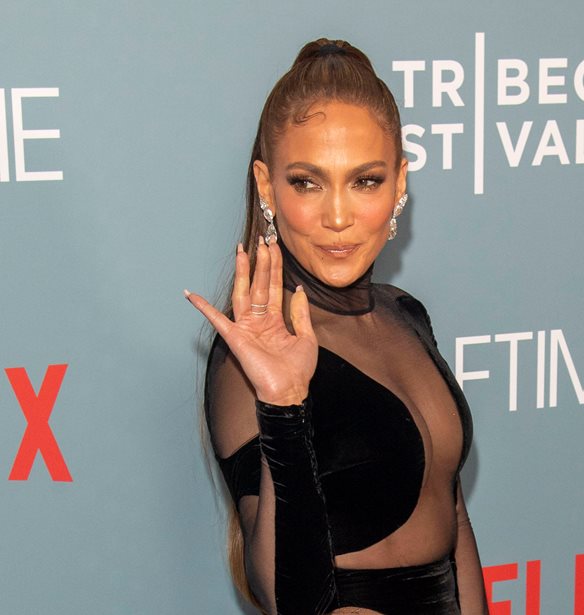 Jennifer Lopez | H &#x3B5;&#x3BD;&#x3C4;&#x3C5;&#x3C0;&#x3C9;&#x3C3;&#x3B9;&#x3B1;&#x3BA;&#x3AE;, &#x3C0;&#x3C1;&#x3CE;&#x3C4;&#x3B7; &#x3B5;&#x3BC;&#x3C6;&#x3AC;&#x3BD;&#x3B9;&#x3C3;&#x3B7; &#x3C3;&#x3C4;&#x3B7; &#x3C3;&#x3BA;&#x3B7;&#x3BD;&#x3AE; &#x3BC;&#x3B5;&#x3C4;&#x3AC; &#x3C4;&#x3BF;&#x3BD; &#x3B3;&#x3AC;&#x3BC;&#x3BF; &#x3C4;&#x3B7;&#x3C2;