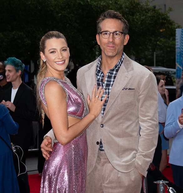 Blake Lively - Ryan Reynolds | &#x398;&#x3B1; &#x3B4;&#x3CE;&#x3C3;&#x3BF;&#x3C5;&#x3BD; 1 &#x3B5;&#x3BA;&#x3B1;&#x3C4;&#x3BF;&#x3BC;&#x3BC;&#x3CD;&#x3C1;&#x3B9;&#x3BF; &#x3B4;&#x3BF;&#x3BB;&#x3AC;&#x3C1;&#x3B9;&#x3B1; &#x3C3;&#x3C4;&#x3BF;&#x3C5;&#x3C2; &#x3C0;&#x3C1;&#x3CC;&#x3C3;&#x3C6;&#x3C5;&#x3B3;&#x3B5;&#x3C2; &#x3B1;&#x3C0;&#x3CC; &#x3C4;&#x3B7;&#x3BD; &#x39F;&#x3C5;&#x3BA;&#x3C1;&#x3B1;&#x3BD;&#x3AF;&#x3B1;