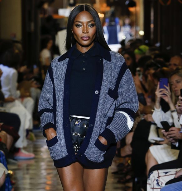 Naomi Campbell | &#x395;&#x3C0;&#x3AD;&#x3C3;&#x3C4;&#x3C1;&#x3B5;&#x3C8;&#x3B5; &#x3C3;&#x3C4;&#x3B7;&#x3BD; &#x3C0;&#x3B1;&#x3C3;&#x3B1;&#x3C1;&#x3AD;&#x3BB;&#x3B1; 4 &#x3BC;&#x3AE;&#x3BD;&#x3B5;&#x3C2; &#x3BC;&#x3B5;&#x3C4;&#x3AC; &#x3C4;&#x3BF;&#x3BD; &#x3B5;&#x3C1;&#x3C7;&#x3BF;&#x3BC;&#x3CC; &#x3C4;&#x3B7;&#x3C2; &#x3BA;&#x3CC;&#x3C1;&#x3B7;&#x3C2; &#x3C4;&#x3B7;&#x3C2;