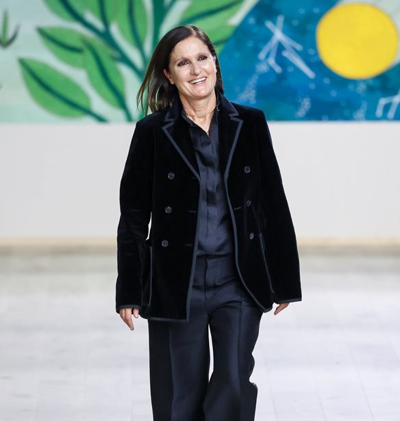 &#x397; Maria Grazia Chiuri &#x3B1;&#x3C0;&#x3BF;&#x3C7;&#x3C9;&#x3C1;&#x3B5;&#x3AF; &#x3B1;&#x3C0;&#x3CC; &#x3C4;&#x3BF;&#x3BD; &#x3BF;&#x3AF;&#x3BA;&#x3BF; Dior &#x3BC;&#x3B5;&#x3C4;&#x3AC; &#x3B1;&#x3C0;&#x3CC; &#x3B5;&#x3BD;&#x3BD;&#x3AD;&#x3B1; &#x3C7;&#x3C1;&#x3CC;&#x3BD;&#x3B9;&#x3B1;