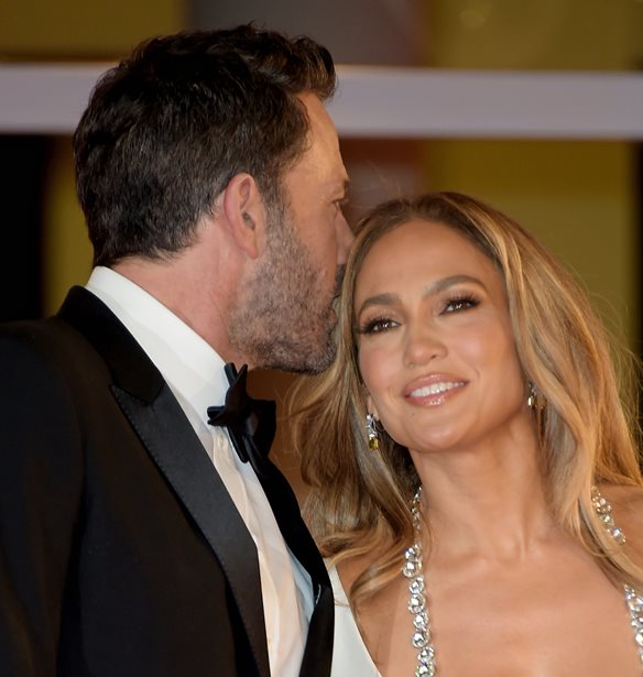 Jennifer Lopez | H &#x3B1;&#x3C0;&#x3AC;&#x3BD;&#x3C4;&#x3B7;&#x3C3;&#x3B7; &#x3C3;&#x3C4;&#x3B1; viral memes &#x3C4;&#x3BF;&#x3C5; Ben Affleck &#x3BC;&#x3B5; &#x3AD;&#x3BD;&#x3B1; &#x3B2;&#x3AF;&#x3BD;&#x3C4;&#x3B5;&#x3BF; &#x3BC;&#x3B5; &#x3C4;&#x3B9;&#x3C2; backstage &#x3C3;&#x3C4;&#x3B9;&#x3B3;&#x3BC;&#x3AD;&#x3C2; &#x3C4;&#x3BF;&#x3C5;&#x3C2; &#x3C3;&#x3C4;&#x3B1; Grammy