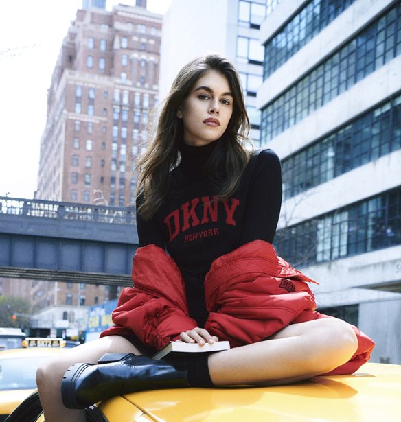 &#x397; Kaia Gerber &#x3C0;&#x3C1;&#x3C9;&#x3C4;&#x3B1;&#x3B3;&#x3C9;&#x3BD;&#x3B9;&#x3C3;&#x3C4;&#x3B5;&#x3AF; &#x3C3;&#x3C4;&#x3B7; &#x3BD;&#x3AD;&#x3B1; &#x3BA;&#x3B1;&#x3BC;&#x3C0;&#x3AC;&#x3BD;&#x3B9;&#x3B1; &#x3C4;&#x3B7;&#x3C2; DKNY