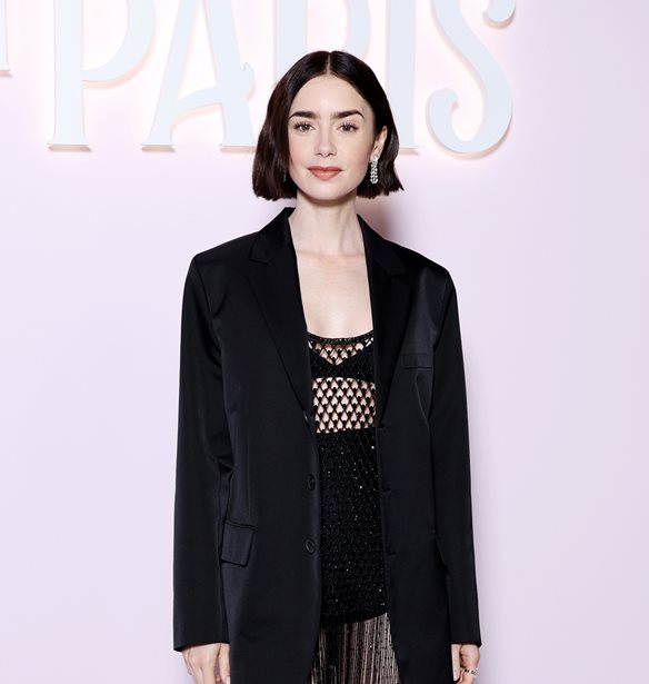 Emily in Paris | &#x397; Lily Collins &#x3C6;&#x3CC;&#x3C1;&#x3B5;&#x3C3;&#x3B5; &#x3C4;&#x3B7; Dior &#x3B4;&#x3B7;&#x3BC;&#x3B9;&#x3BF;&#x3C5;&#x3C1;&#x3B3;&#x3AF;&#x3B1; &#x3C0;&#x3BF;&#x3C5; &#x3B8;&#x3B1; &#x3B5;&#x3BD;&#x3AD;&#x3BA;&#x3C1;&#x3B9;&#x3BD;&#x3B5; &#x3B7; Emily Cooper