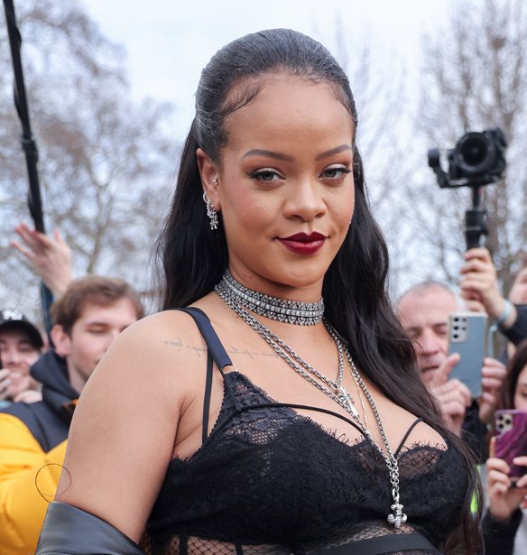 Rihanna | &#x397; &#x3C0;&#x3C1;&#x3CE;&#x3C4;&#x3B7; &#x3C4;&#x3B7;&#x3C2; &#x3B5;&#x3BC;&#x3C6;&#x3AC;&#x3BD;&#x3B9;&#x3C3;&#x3B7; &#x3BC;&#x3B5;&#x3C4;&#x3AC; &#x3C4;&#x3B7; &#x3B3;&#x3AD;&#x3BD;&#x3BD;&#x3B7;&#x3C3;&#x3B7; &#x3C4;&#x3BF;&#x3C5; &#x3B3;&#x3B9;&#x3BF;&#x3C5; &#x3C4;&#x3B7;&#x3C2;