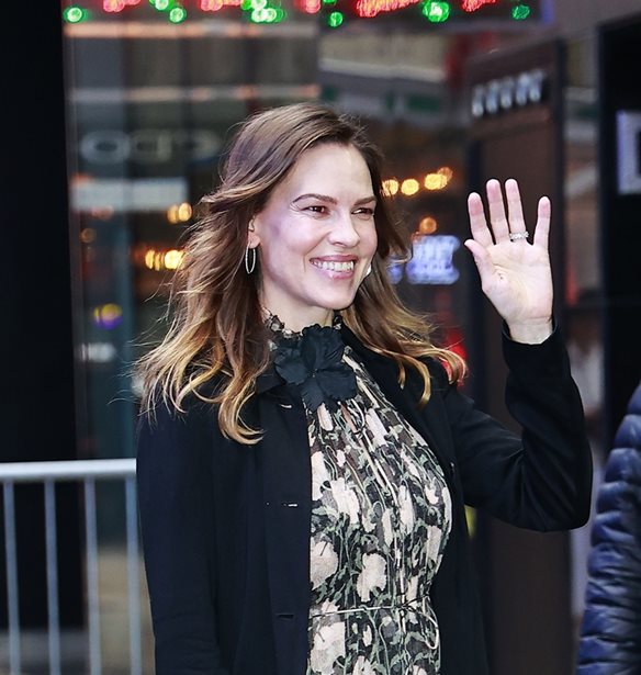 Hilary Swank | &#x3A0;&#x3BF;&#x3B6;&#x3AC;&#x3C1;&#x3B5;&#x3B9; &#x3B1;&#x3B3;&#x3BA;&#x3B1;&#x3BB;&#x3B9;&#x3AC;&#x3B6;&#x3BF;&#x3BD;&#x3C4;&#x3B1;&#x3C2; &#x3C4;&#x3B7; &#x3C6;&#x3BF;&#x3C5;&#x3C3;&#x3BA;&#x3C9;&#x3BC;&#x3AD;&#x3BD;&#x3B7; &#x3BA;&#x3BF;&#x3B9;&#x3BB;&#x3B9;&#x3AC; &#x3C4;&#x3B7;&#x3C2; &#x3BC;&#x3C0;&#x3C1;&#x3BF;&#x3C3;&#x3C4;&#x3AC; &#x3B1;&#x3C0;&#x3CC; &#x3C4;&#x3BF; &#x3C7;&#x3C1;&#x3B9;&#x3C3;&#x3C4;&#x3BF;&#x3C5;&#x3B3;&#x3B5;&#x3BD;&#x3BD;&#x3B9;&#x3AC;&#x3C4;&#x3B9;&#x3BA;&#x3BF; &#x3B4;&#x3AD;&#x3BD;&#x3C4;&#x3C1;&#x3BF;