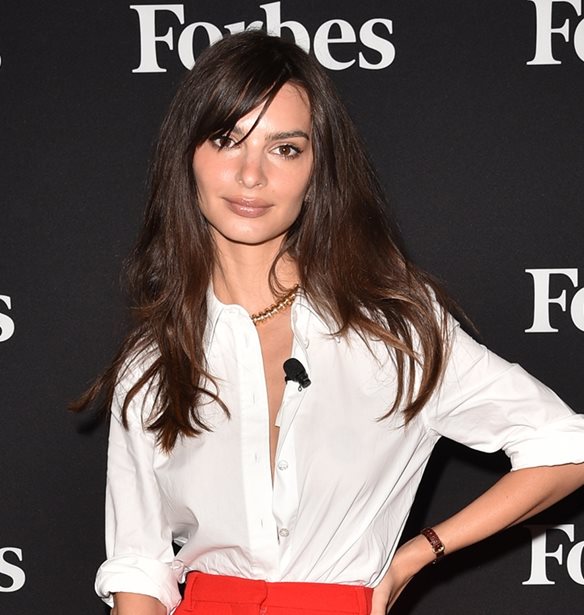 Emily Ratajkowski | &#x397; &#x3B5;&#x3BC;&#x3C6;&#x3AC;&#x3BD;&#x3B9;&#x3C3;&#x3B7; &#x3BC;&#x3B5; &#x3BA;&#x3BF;&#x3BD;&#x3C4;&#x3AC;, &#x3BC;&#x3B1;&#x3CD;&#x3C1;&#x3B1; &#x3BC;&#x3B1;&#x3BB;&#x3BB;&#x3B9;&#x3AC; &#x3BC;&#x3B5; &#x3BC;&#x3C0;&#x3BF;&#x3CD;&#x3BA;&#x3BB;&#x3B5;&#x3C2;