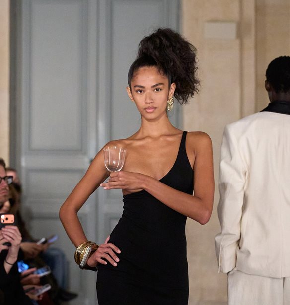 "Le Palmier" | Η Fall 2026 συλλογή του Jacquemus ήταν ένασουρεαλιστικό πάρτι στο Musée Picasso