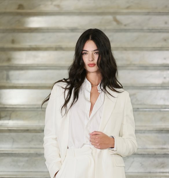 Deva Cassel | &#x39C;&#x3B5; total white &#x3C3;&#x3CD;&#x3BD;&#x3BF;&#x3BB;&#x3BF; &#x3C4;&#x3BF;&#x3C5; &#x3BF;&#x3AF;&#x3BA;&#x3BF;&#x3C5; Dior &#x3C3;&#x3C4;&#x3B7;&#x3BD; &#x3BA;&#x3B1;&#x3C1;&#x3B4;&#x3B9;&#x3AC; &#x3C4;&#x3BF;&#x3C5; &#x3C7;&#x3B5;&#x3B9;&#x3BC;&#x3CE;&#x3BD;&#x3B1;