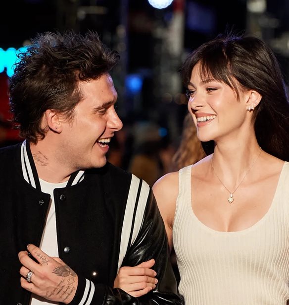 Nicola Peltz - Brooklyn Beckham | &#x3A0;&#x3B5;&#x3C1;&#x3C0;&#x3AC;&#x3C4;&#x3B7;&#x3C3;&#x3B1;&#x3BD; &#x3B3;&#x3B9;&#x3B1; &#x3C0;&#x3C1;&#x3CE;&#x3C4;&#x3B7; &#x3C6;&#x3BF;&#x3C1;&#x3AC; &#x3BC;&#x3B1;&#x3B6;&#x3AF; &#x3C3;&#x3B5; &#x3C0;&#x3B1;&#x3C3;&#x3B1;&#x3C1;&#x3AD;&#x3BB;&#x3B1; &#x3C3;&#x3C4;&#x3B7;&#x3BD; &#x395;&#x3B2;&#x3B4;&#x3BF;&#x3BC;&#x3AC;&#x3B4;&#x3B1; &#x39C;&#x3CC;&#x3B4;&#x3B1;&#x3C2; &#x3C4;&#x3B7;&#x3C2; &#x39D;&#x3AD;&#x3B1;&#x3C2; &#x3A5;&#x3CC;&#x3C1;&#x3BA;&#x3B7;&#x3C2;