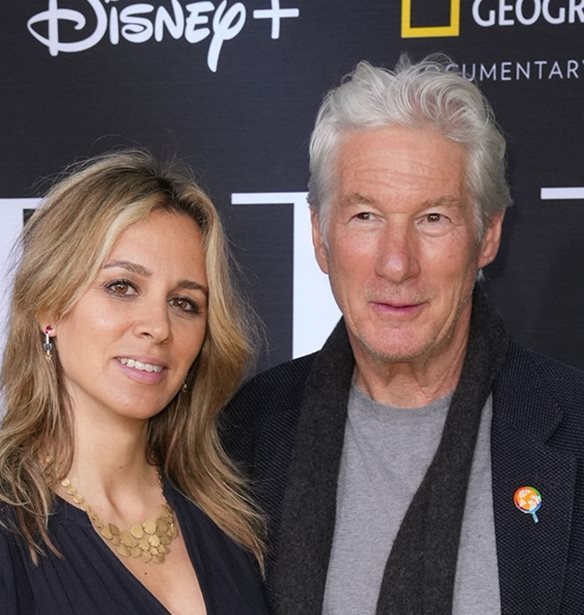 Richard Gere  | &#x397; &#x3C3;&#x3C0;&#x3AC;&#x3BD;&#x3B9;&#x3B1; &#x3B5;&#x3BC;&#x3C6;&#x3AC;&#x3BD;&#x3B9;&#x3C3;&#x3B7; &#x3BC;&#x3B5; &#x3C4;&#x3B7; &#x3C3;&#x3CD;&#x3B6;&#x3C5;&#x3B3;&#x3CC; &#x3C4;&#x3BF;&#x3C5; &#x3C3;&#x3C4;&#x3BF; &#x3BA;&#x3CC;&#x3BA;&#x3BA;&#x3B9;&#x3BD;&#x3BF; &#x3C7;&#x3B1;&#x3BB;&#x3AF;