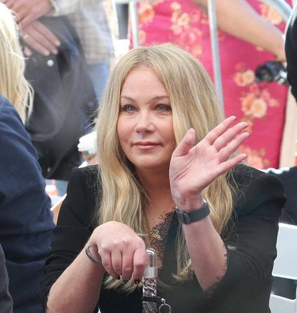 Christina Applegate | &#x397; &#x3C0;&#x3C1;&#x3CE;&#x3C4;&#x3B7; &#x3C4;&#x3B7;&#x3C2; &#x3B5;&#x3BC;&#x3C6;&#x3AC;&#x3BD;&#x3B9;&#x3C3;&#x3B7; &#x3C3;&#x3B5; &#x3B2;&#x3C1;&#x3B1;&#x3B2;&#x3B5;&#x3AF;&#x3B1; &#x3BC;&#x3B5;&#x3C4;&#x3AC; &#x3C4;&#x3B7; &#x3B4;&#x3B9;&#x3AC;&#x3B3;&#x3BD;&#x3C9;&#x3C3;&#x3B7; &#x3BC;&#x3B5; &#x3C0;&#x3BF;&#x3BB;&#x3BB;&#x3B1;&#x3C0;&#x3BB;&#x3AE; &#x3C3;&#x3BA;&#x3BB;&#x3AE;&#x3C1;&#x3C5;&#x3BD;&#x3C3;&#x3B7;