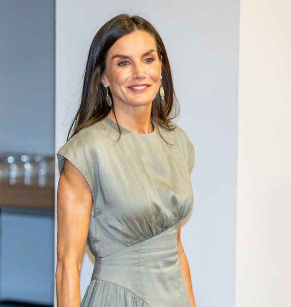 &#x397; &#x3B2;&#x3B1;&#x3C3;&#x3AF;&#x3BB;&#x3B9;&#x3C3;&#x3C3;&#x3B1; Letizia &#x3BC;&#x3B5; &#x3C4;&#x3B1; &#x3C0;&#x3AD;&#x3B4;&#x3B9;&#x3BB;&#x3B1; &#x3B1;&#x3C0;&#x3CC; &#x3C4;&#x3B7; Mango &#x3C0;&#x3BF;&#x3C5; &#x3C4;&#x3B1;&#x3B9;&#x3C1;&#x3B9;&#x3AC;&#x3B6;&#x3BF;&#x3C5;&#x3BD; &#x3BC;&#x3B5; &#x3BA;&#x3AC;&#x3B8;&#x3B5; &#x3BA;&#x3B1;&#x3BB;&#x3BF;&#x3BA;&#x3B1;&#x3B9;&#x3C1;&#x3B9;&#x3BD;&#x3CC; outfit