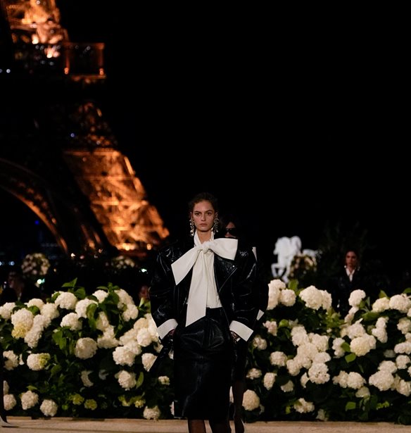 Saint Laurent | &#x39F;&#x3B9; &quot;&#x3AC;&#x3C3;&#x3C9;&#x3C4;&#x3B5;&#x3C2; &#x3B1;&#x3C1;&#x3B9;&#x3C3;&#x3C4;&#x3BF;&#x3BA;&#x3C1;&#x3AC;&#x3C4;&#x3B9;&#x3C3;&#x3B5;&#x3C2;&quot; &#x3C4;&#x3BF;&#x3C5; Anthony Vaccarello &#x3BC;&#x3AD;&#x3C3;&#x3B1; &#x3B1;&#x3C0;&#x3CC; &#x3C4;&#x3B7;&#x3BD; SS26 &#x3C3;&#x3C5;&#x3BB;&#x3BB;&#x3BF;&#x3B3;&#x3AE; &#x3C4;&#x3BF;&#x3C5; &#x3BF;&#x3AF;&#x3BA;&#x3BF;&#x3C5;