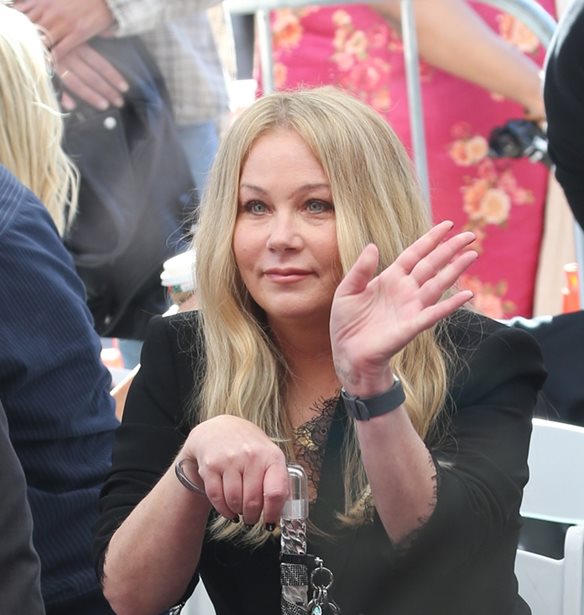 Christina Applegate | &#x397; &#x3C3;&#x3BA;&#x3BB;&#x3B7;&#x3C1;&#x3AE; &#x3BA;&#x3C1;&#x3B9;&#x3C4;&#x3B9;&#x3BA;&#x3AE; &#x3C0;&#x3BF;&#x3C5; &#x3B4;&#x3AD;&#x3C7;&#x3C4;&#x3B7;&#x3BA;&#x3B5; &#x3B3;&#x3B9;&#x3B1; &#x3C4;&#x3B7;&#x3BD; &#x3C0;&#x3C1;&#x3CE;&#x3C4;&#x3B7; &#x3B4;&#x3B7;&#x3BC;&#x3CC;&#x3C3;&#x3B9;&#x3B1; &#x3B5;&#x3BC;&#x3C6;&#x3AC;&#x3BD;&#x3B9;&#x3C3;&#x3B7; &#x3BC;&#x3B5;&#x3C4;&#x3AC; &#x3C4;&#x3B7; &#x3B4;&#x3B9;&#x3AC;&#x3B3;&#x3BD;&#x3C9;&#x3C3;&#x3B7; &#x3BC;&#x3B5; &#x3C0;&#x3BF;&#x3BB;&#x3BB;&#x3B1;&#x3C0;&#x3BB;&#x3AE; &#x3C3;&#x3BA;&#x3BB;&#x3AE;&#x3C1;&#x3C5;&#x3BD;&#x3C3;&#x3B7;