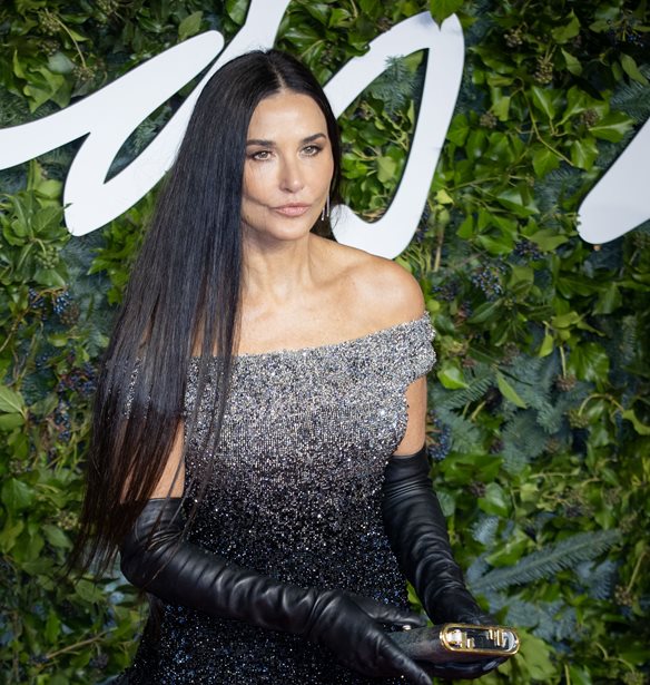 Demi Moore | &#x397; &#x3B1;&#x3C3;&#x3C0;&#x3C1;&#x3CC;&#x3BC;&#x3B1;&#x3C5;&#x3C1;&#x3B7; &#x3BA;&#x3B1;&#x3BB;&#x3BF;&#x3BA;&#x3B1;&#x3B9;&#x3C1;&#x3B9;&#x3BD;&#x3AE; &#x3C6;&#x3C9;&#x3C4;&#x3BF;&#x3B3;&#x3C1;&#x3B1;&#x3C6;&#x3AF;&#x3B1; &#x3BC;&#x3B5; &#x3C4;&#x3B9;&#x3C2; &#x3BA;&#x3CC;&#x3C1;&#x3B5;&#x3C2; &#x3C4;&#x3B7;&#x3C2;