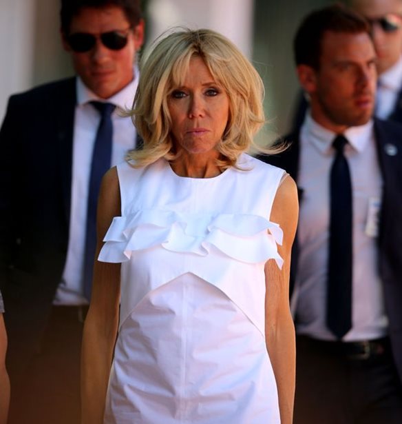 Brigitte Macron: &#x39F;&#x3B9; &#x3BB;&#x3B5;&#x3C0;&#x3C4;&#x3BF;&#x3BC;&#x3AD;&#x3C1;&#x3B5;&#x3B9;&#x3B5;&#x3C2; &#x3C4;&#x3BF;&#x3C5; outfit &#x3C0;&#x3BF;&#x3C5; &#x3B5;&#x3C0;&#x3AD;&#x3BB;&#x3B5;&#x3BE;&#x3B5; &#x3C3;&#x3C4;&#x3B7;&#x3BD; &#x391;&#x3B8;&#x3AE;&#x3BD;&#x3B1;