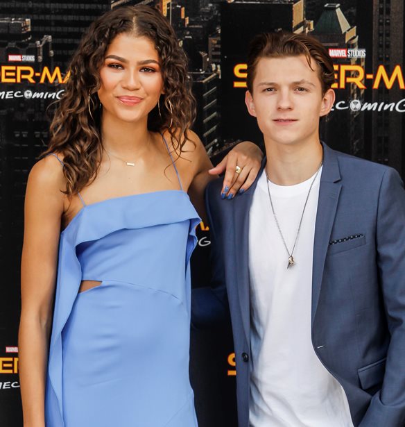 Zendaya -Tom Holland | &#x388;&#x3BA;&#x3B1;&#x3BD;&#x3B1;&#x3BD; &#x3C4;&#x3B7;&#x3BD; &#x3C0;&#x3C1;&#x3CE;&#x3C4;&#x3B7; &#x3C4;&#x3BF;&#x3C5;&#x3C2; &#x3B4;&#x3B7;&#x3BC;&#x3CC;&#x3C3;&#x3B9;&#x3B1; &#x3B5;&#x3BC;&#x3C6;&#x3AC;&#x3BD;&#x3B9;&#x3C3;&#x3B7; &#x3C9;&#x3C2; &#x3B6;&#x3B5;&#x3C5;&#x3B3;&#x3AC;&#x3C1;&#x3B9; &#x3C7;&#x3C9;&#x3C1;&#x3AF;&#x3C2; &#x3BD;&#x3B1; &#x3C4;&#x3BF;&#x3C5;&#x3C2; &#x3BA;&#x3B1;&#x3C4;&#x3B1;&#x3BB;&#x3AC;&#x3B2;&#x3B5;&#x3B9; &#x3BA;&#x3B1;&#x3BD;&#x3B5;&#x3AF;&#x3C2;