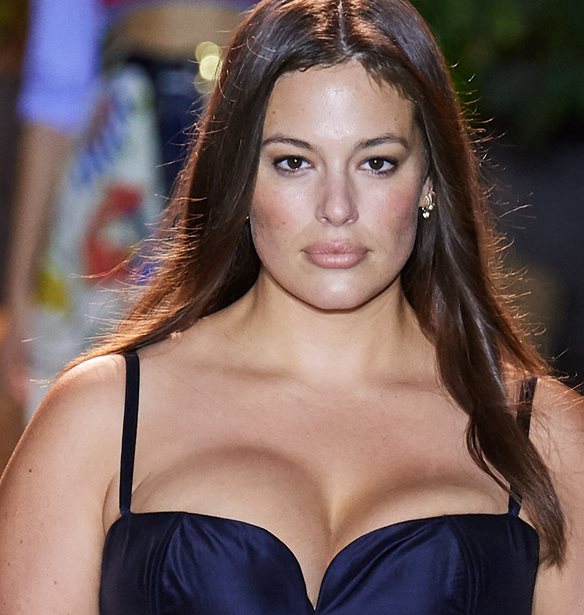 H &#x3BD;&#x3AD;&#x3B1; (&#x3B3;&#x3C5;&#x3BC;&#x3BD;&#x3AE;) body positive &#x3C6;&#x3C9;&#x3C4;&#x3BF;&#x3B3;&#x3C1;&#x3B1;&#x3C6;&#x3AF;&#x3B1; &#x3C4;&#x3B7;&#x3C2; Ashley Graham