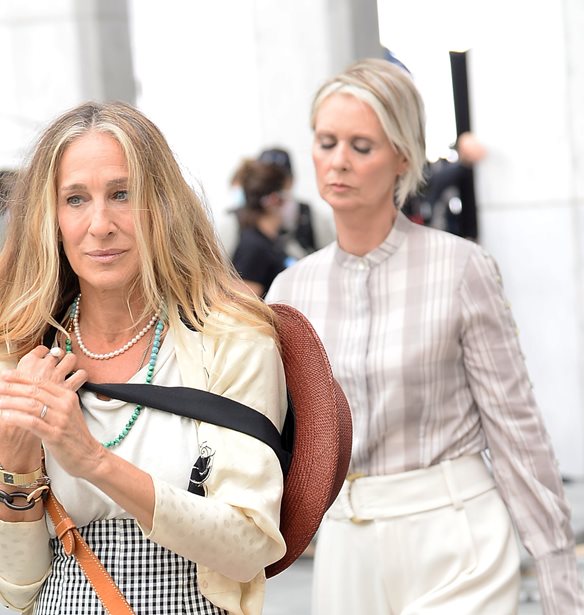 &#x393;&#x3B9;&#x3B1;&#x3C4;&#x3AF; &#x3BF;&#x3B9; &#x3C3;&#x3C5;&#x3B3;&#x3B3;&#x3C1;&#x3B1;&#x3C6;&#x3B5;&#x3AF;&#x3C2; &#x3C4;&#x3BF;&#x3C5; &quot;And Just Like That&quot; &#x3BC;&#x3B9;&#x3C3;&#x3BF;&#x3CD;&#x3BD; &#x3C4;&#x3B7;&#x3BD; Carrie Bradshaw