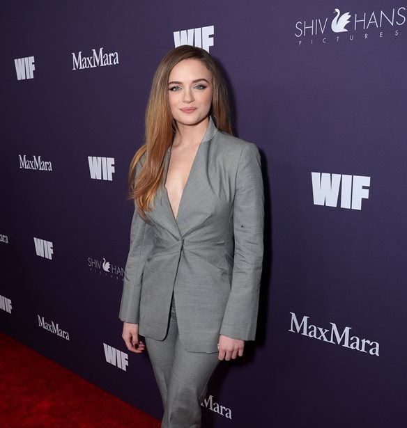 &#x397; Joey King &#x3BC;&#x27; &#x3AD;&#x3BD;&#x3B1; &#x3B4;&#x3B9;&#x3B1;&#x3C7;&#x3C1;&#x3BF;&#x3BD;&#x3B9;&#x3BA;&#x3CC; &#x3BA;&#x3BF;&#x3C3;&#x3C4;&#x3BF;&#x3CD;&#x3BC;&#x3B9; &#x3C4;&#x3B7;&#x3C2; &#x3B3;&#x3C5;&#x3BD;&#x3B1;&#x3B9;&#x3BA;&#x3B5;&#x3AF;&#x3B1;&#x3C2; &#x3B3;&#x3BA;&#x3B1;&#x3C1;&#x3BD;&#x3C4;&#x3B1;&#x3C1;&#x3CC;&#x3BC;&#x3C0;&#x3B1;&#x3C2; &#x3B1;&#x3C0;&#x3CC; &#x3C4;&#x3B7; &#x3C3;&#x3C5;&#x3BB;&#x3BB;&#x3BF;&#x3B3;&#x3AE; Max Mara
