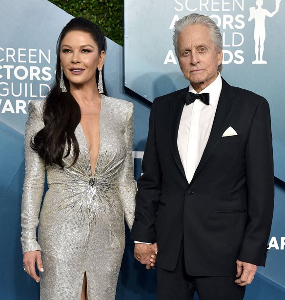 Michael Douglas | &#x397; &#x3C6;&#x3C9;&#x3C4;&#x3BF;&#x3B3;&#x3C1;&#x3B1;&#x3C6;&#x3AF;&#x3B1; &#x3C0;&#x3BF;&#x3C5; &#x3C4;&#x3C1;&#x3AC;&#x3B2;&#x3B7;&#x3BE;&#x3B5; &#x3B7; Catherine Zeta-Jones &#x3BC;&#x3B5; &#x3B5;&#x3BA;&#x3B5;&#x3AF;&#x3BD;&#x3BF;&#x3BD; &#x3BA;&#x3B1;&#x3B9; &#x3C4;&#x3B1; &#x3C0;&#x3B1;&#x3B9;&#x3B4;&#x3B9;&#x3AC; &#x3C4;&#x3BF;&#x3C5;&#x3C2;