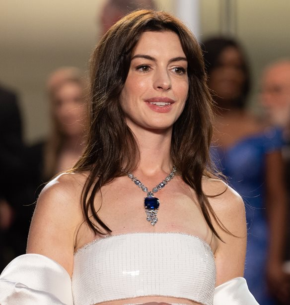 Anne Hathaway | &#x3A4;&#x3BF; total white look &#x3C3;&#x3C4;&#x3BF; &#x3A6;&#x3B5;&#x3C3;&#x3C4;&#x3B9;&#x3B2;&#x3AC;&#x3BB; &#x39A;&#x3B9;&#x3BD;&#x3B7;&#x3BC;&#x3B1;&#x3C4;&#x3BF;&#x3B3;&#x3C1;&#x3AC;&#x3C6;&#x3BF;&#x3C5; &#x3C4;&#x3C9;&#x3BD; &#x39A;&#x3B1;&#x3BD;&#x3BD;&#x3CE;&#x3BD;