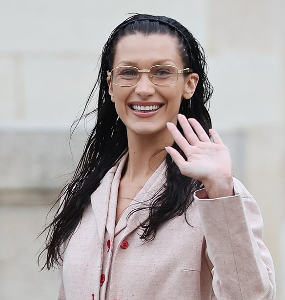 Bella Hadid | &#x397; &#x3C3;&#x3C4;&#x3B9;&#x3B3;&#x3BC;&#x3AE; &#x3C0;&#x3BF;&#x3C5; &#x3B1;&#x3BD;&#x3AD;&#x3B2;&#x3B7;&#x3BA;&#x3B5; &#x3B3;&#x3C5;&#x3BC;&#x3BD;&#x3AE; &#x3C3;&#x3C4;&#x3B7;&#x3BD; &#x3C0;&#x3B1;&#x3C3;&#x3B1;&#x3C1;&#x3AD;&#x3BB;&#x3B1; &#x3C4;&#x3BF;&#x3C5; Coperni &#x3C0;&#x3C1;&#x3B9;&#x3BD; &#x3C4;&#x3B7;&#x3BD; &#x3C8;&#x3B5;&#x3BA;&#x3AC;&#x3C3;&#x3BF;&#x3C5;&#x3BD; &#x3BC;&#x3B5; &#x3AD;&#x3BD;&#x3B1; &quot;&#x3C5;&#x3B3;&#x3C1;&#x3CC; &#x3C6;&#x3CC;&#x3C1;&#x3B5;&#x3BC;&#x3B1;&quot;