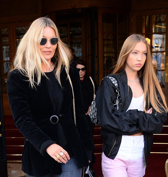 Kate Moss &#x2013; Lila Moss | &#x39C;&#x3B1;&#x3BC;&#x3AC; &#x3BA;&#x3B1;&#x3B9; &#x3BA;&#x3CC;&#x3C1;&#x3B7; &#x3C0;&#x3B5;&#x3C1;&#x3C0;&#x3AC;&#x3C4;&#x3B7;&#x3C3;&#x3B1;&#x3BD; &#x3BC;&#x3B1;&#x3B6;&#x3AF; &#x3C3;&#x3C4;&#x3B7;&#x3BD; &#x3B5;&#x3C0;&#x3AF;&#x3B4;&#x3B5;&#x3B9;&#x3BE;&#x3B7; &#x3C4;&#x3B7;&#x3C2; &#x3BA;&#x3BF;&#x3BB;&#x3B5;&#x3BE;&#x3B9;&#x3CC;&#x3BD;-&#x3C3;&#x3C5;&#x3BD;&#x3B5;&#x3C1;&#x3B3;&#x3B1;&#x3C3;&#x3AF;&#x3B1;&#x3C2; &#x27;Fendance&#x27;