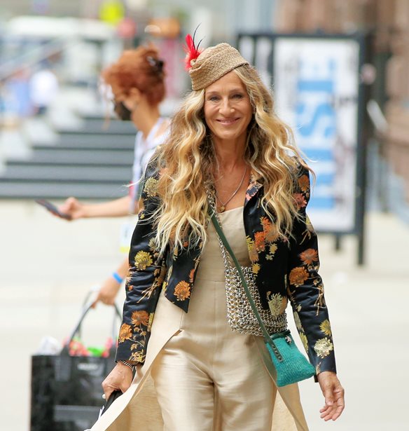 And Just Like That | H Carrie Bradshaw &#x3BE;&#x3B1;&#x3BD;&#x3AC;&#x3C1;&#x3C7;&#x3B9;&#x3C3;&#x3B5; &#x3C4;&#x3BF; &#x3BA;&#x3AC;&#x3C0;&#x3BD;&#x3B9;&#x3C3;&#x3BC;&#x3B1; &#x3BA;&#x3B9; &#x3B1;&#x3C5;&#x3C4;&#x3CC; &#x3B1;&#x3C0;&#x3BF;&#x3BA;&#x3B1;&#x3BB;&#x3CD;&#x3C0;&#x3C4;&#x3B5;&#x3B9; &#x3C0;&#x3BF;&#x3BB;&#x3BB;&#x3AC; &#x3B3;&#x3B9;&#x3B1; &#x3C4;&#x3BF; reboot