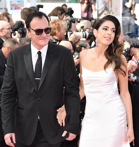 Quentin Tarantino | &#x3A0;&#x3B5;&#x3C1;&#x3B9;&#x3BC;&#x3AD;&#x3BD;&#x3B5;&#x3B9; &#x3C4;&#x3BF; &#x3B4;&#x3B5;&#x3CD;&#x3C4;&#x3B5;&#x3C1;&#x3BF; &#x3C0;&#x3B1;&#x3B9;&#x3B4;&#x3AF; &#x3C4;&#x3BF;&#x3C5; &#x3BC;&#x3B5; &#x3C4;&#x3B7;&#x3BD; &#x3C3;&#x3CD;&#x3B6;&#x3C5;&#x3B3;&#x3CC; &#x3C4;&#x3BF;&#x3C5;, Daniella