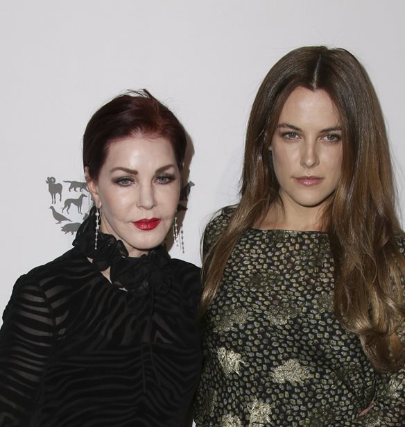 &#x397; Priscilla Presley &#x3BA;&#x3B1;&#x3C4;&#x3AD;&#x3BB;&#x3B7;&#x3BE;&#x3B5; &#x3C3;&#x3B5; &#x3C3;&#x3C5;&#x3BC;&#x3B2;&#x3B9;&#x3B2;&#x3B1;&#x3C3;&#x3BC;&#x3CC; &#x3BC;&#x3B5; &#x3C4;&#x3B7;&#x3BD; &#x3B5;&#x3B3;&#x3B3;&#x3BF;&#x3BD;&#x3AE; &#x3C4;&#x3B7;&#x3C2;, &#x3B1;&#x3C6;&#x3BF;&#x3CD; &#x3AD;&#x3BB;&#x3B1;&#x3B2;&#x3B5; &#x3B1;&#x3C1;&#x3BA;&#x3B5;&#x3C4;&#x3AC; &#x3B5;&#x3BA;&#x3B1;&#x3C4;&#x3BF;&#x3BC;&#x3BC;&#x3CD;&#x3C1;&#x3B9;&#x3B1; &#x3B4;&#x3BF;&#x3BB;&#x3AC;&#x3C1;&#x3B9;&#x3B1;