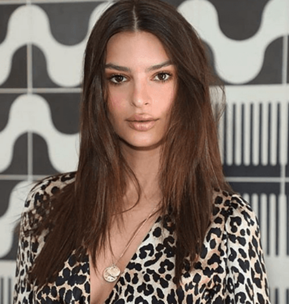 To Mango φόρεμα της Emily Ratajkowski κοστίζει λιγότερο από 30 ευρώ