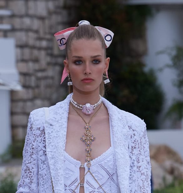 &#x39F; &#x3BF;&#x3AF;&#x3BA;&#x3BF;&#x3C2; Chanel &#x3B1;&#x3BD;&#x3B1;&#x3BA;&#x3BF;&#x3AF;&#x3BD;&#x3C9;&#x3C3;&#x3B5; &#x3C0;&#x3C9;&#x3C2; &#x3B8;&#x3B1; &#x3C0;&#x3B1;&#x3C1;&#x3BF;&#x3C5;&#x3C3;&#x3B9;&#x3AC;&#x3C3;&#x3B5;&#x3B9; &#x3C4;&#x3B7;&#x3BD; Cruise &#x3C3;&#x3C5;&#x3BB;&#x3BB;&#x3BF;&#x3B3;&#x3AE; 2024 &#x3C3;&#x3C4;&#x3B7;&#x3BD; &#x39A;&#x3B1;&#x3BB;&#x3B9;&#x3C6;&#x3CC;&#x3C1;&#x3BD;&#x3B9;&#x3B1;