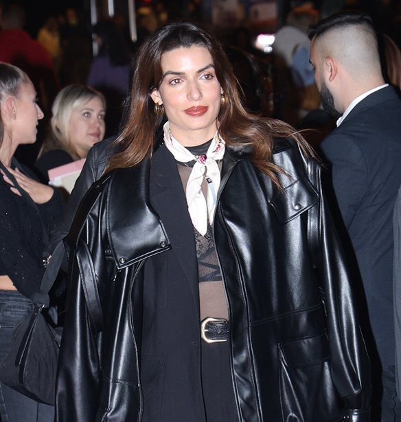 Τόνια Σωτηροπούλου | Πώς αναβάθμισε ένα total black σύνολο με μία μόνο κίνηση