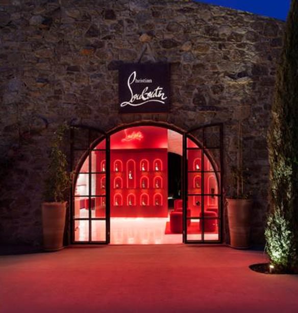 Christian Louboutin: &#x39F;&#x3B9; iconic &#x3BA;&#x3CC;&#x3BA;&#x3BA;&#x3B9;&#x3BD;&#x3B5;&#x3C2; &#x3C3;&#x3CC;&#x3BB;&#x3B5;&#x3C2;, &#x3C4;&#x3CE;&#x3C1;&#x3B1; &#x3BA;&#x3B1;&#x3B9; &#x3C3;&#x3C4;&#x3B7; &#x39C;&#x3CD;&#x3BA;&#x3BF;&#x3BD;&#x3BF;