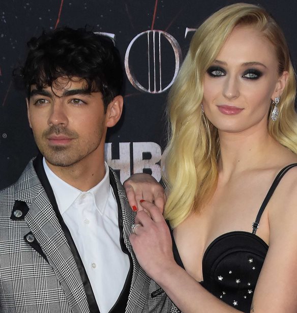 Sophie Turner | &#x397; &#x3C3;&#x3C0;&#x3AC;&#x3BD;&#x3B9;&#x3B1; &#x3C6;&#x3C9;&#x3C4;&#x3BF;&#x3B3;&#x3C1;&#x3B1;&#x3C6;&#x3AF;&#x3B1; &#x3B1;&#x3C0;&#x3CC; &#x3C4;&#x3B7;&#x3BD; &#x3B5;&#x3B3;&#x3BA;&#x3C5;&#x3BC;&#x3BF;&#x3C3;&#x3CD;&#x3BD;&#x3B7; &#x3C4;&#x3B7;&#x3C2; &#x3C0;&#x3BF;&#x3C5; &#x3BC;&#x3BF;&#x3B9;&#x3C1;&#x3AC;&#x3C3;&#x3C4;&#x3B7;&#x3BA;&#x3B5; &#x3BC;&#x3B5; &#x3C4;&#x3BF;&#x3C5;&#x3C2; fans &#x3C4;&#x3B7;&#x3C2;