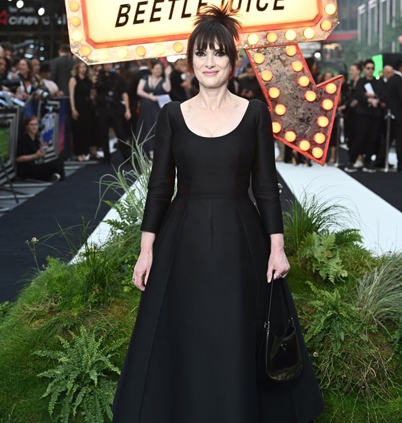 Winona Ryder | &#x39C;&#x3B5; goth look &#x3C3;&#x3C4;&#x3B7;&#x3BD; &#x3C0;&#x3C1;&#x3B5;&#x3BC;&#x3B9;&#x3AD;&#x3C1;&#x3B1; &#x3C4;&#x3BF;&#x3C5; &quot;Beetlejuice Beetlejuice&quot; &#x3C3;&#x3C4;&#x3BF; &#x39B;&#x3BF;&#x3BD;&#x3B4;&#x3AF;&#x3BD;&#x3BF;