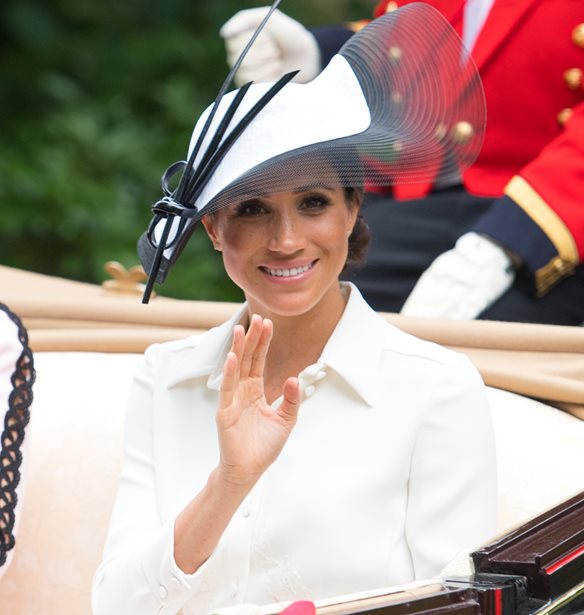 Meghan Markle: &#x3A4;&#x3B9; &#x3B4;&#x3B5;&#x3BD; &#x3C4;&#x3B7;&#x3C2; &#x3B5;&#x3C0;&#x3B9;&#x3C4;&#x3C1;&#x3AD;&#x3C0;&#x3B5;&#x3C4;&#x3B1;&#x3B9; &#x3BD;&#x3B1; &#x3C4;&#x3C1;&#x3CE;&#x3B5;&#x3B9; &#x3C3;&#x3B5; &#x3C4;&#x3B1;&#x3BE;&#x3AF;&#x3B4;&#x3B9;&#x3B1; &#x3BA;&#x3B1;&#x3B9; &#x3B5;&#x3C0;&#x3AF;&#x3C3;&#x3B7;&#x3BC;&#x3B5;&#x3C2; &#x3B5;&#x3BC;&#x3C6;&#x3B1;&#x3BD;&#x3AF;&#x3C3;&#x3B5;&#x3B9;&#x3C2;;