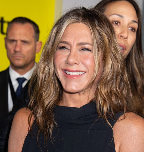 Jennifer Aniston: &#x392;&#x3B3;&#x3AC;&#x3B6;&#x3B5;&#x3B9; &#x3B2;&#x3CC;&#x3BB;&#x3C4;&#x3B1; &#x3C4;&#x3BF;&#x3BD; &#x3C3;&#x3BA;&#x3CD;&#x3BB;&#x3BF; &#x3C4;&#x3B7;&#x3C2; &#x3BA;&#x3B1;&#x3B9; &#x3B5;&#x3AF;&#x3BD;&#x3B1;&#x3B9; &#x3C0;&#x3B9;&#x3BF; stylish &#x3B1;&#x3C0;&#x3CC; &#x3C0;&#x3BF;&#x3C4;&#x3AD;