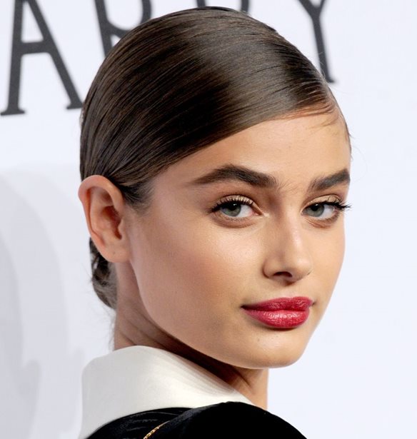 To supermodel Taylor Hill &#x3C3;&#x3C7;&#x3B5;&#x3B4;&#x3B9;&#x3AC;&#x3B6;&#x3B5;&#x3B9; &#x3C4;&#x3B6;&#x3B9;&#x3BD; &#x3B5;&#x3BC;&#x3C0;&#x3BD;&#x3B5;&#x3C5;&#x3C3;&#x3BC;&#x3AD;&#x3BD;&#x3B1; &#x3B1;&#x3C0;&#x3CC; &#x3C4;&#x3B1; &#x27;80s