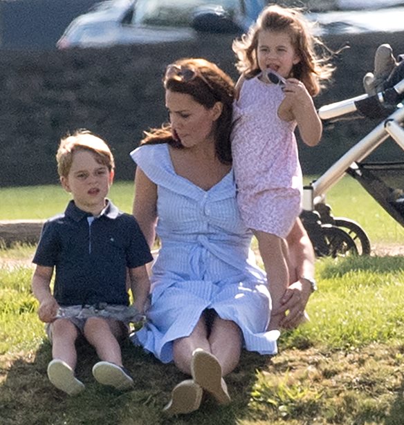 Kate Middleton: &#x39C;&#x3B5; casual look &#x3C3;&#x3B5; &#x3C4;&#x3B1;&#x3BE;&#x3AF;&#x3B4;&#x3B9; &#x3C4;&#x3B7;&#x3C2; &#x3B2;&#x3B1;&#x3C3;&#x3B9;&#x3BB;&#x3B9;&#x3BA;&#x3AE;&#x3C2; &#x3BF;&#x3B9;&#x3BA;&#x3BF;&#x3B3;&#x3AD;&#x3BD;&#x3B5;&#x3B9;&#x3B1;&#x3C2;