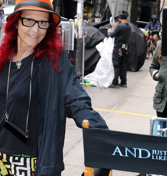 And Just Like That | &#x39F;... &#x3B4;&#x3C1;&#x3CC;&#x3BC;&#x3BF;&#x3C2; &#x3AD;&#x3B2;&#x3B3;&#x3B1;&#x3BB;&#x3B5; &#x3C4;&#x3B7;&#x3BD; Patricia Field &#x3C3;&#x3C4;&#x3B1; &#x3C0;&#x3B1;&#x3BB;&#x3B9;&#x3AC; &#x3C4;&#x3B7;&#x3C2; &#x3BB;&#x3B7;&#x3BC;&#x3AD;&#x3C1;&#x3B9;&#x3B1;