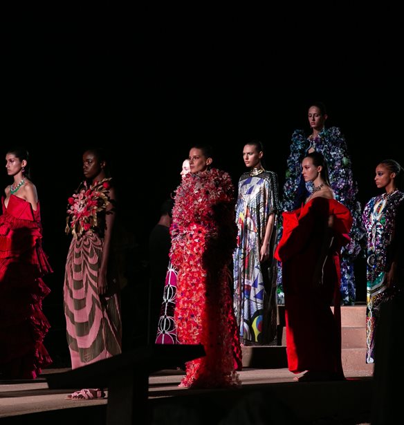 H Mary Katrantzou παρουσίασε ένα υπερθέαμα μόδας στο Ναό του Ποσειδώνα