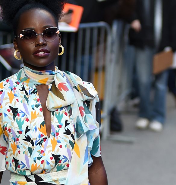 #bestdressed: &#x397; Lupita Nyong&#x27;o &#x3AD;&#x3BA;&#x3B1;&#x3BD;&#x3B5; &#x3AD;&#x3BD;&#x3B1; &#x3BC;&#x3BF;&#x3BD;&#x3B1;&#x3B4;&#x3B9;&#x3BA;&#x3CC; &#x3B1;&#x3BD;&#x3BF;&#x3B9;&#x3BE;&#x3B9;&#x3AC;&#x3C4;&#x3B9;&#x3BA;&#x3BF; look