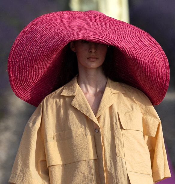 Ψάθινα καπέλα: 15 σχέδια που θα απογειώσουν τα καλοκαιρινά looks