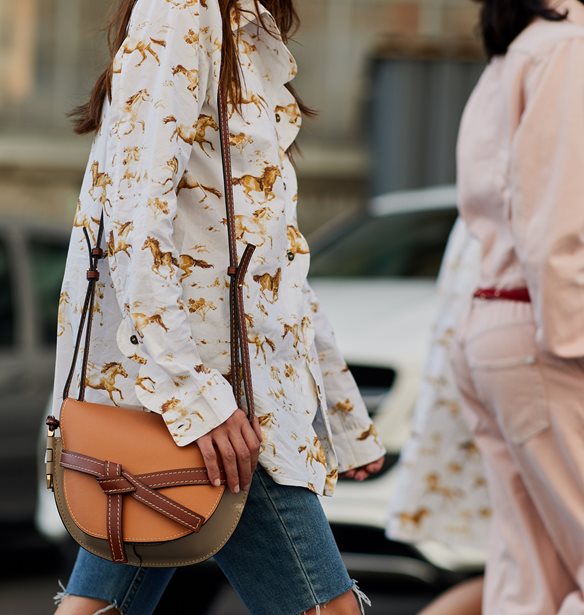 Αυτό είναι το πιο διαχρονικό χρώμα για τις τσάντες του καλοκαιριού