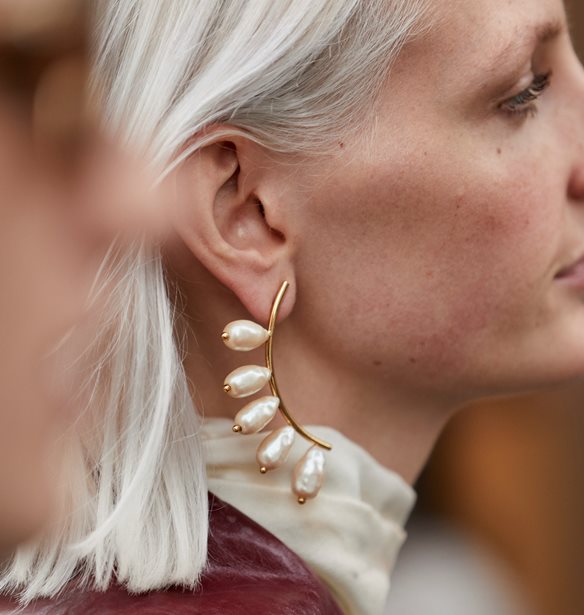 Τα πιο εντυπωσιακά σκουλαρίκια που είδαμε στο street style των Εβδομάδων Μόδας