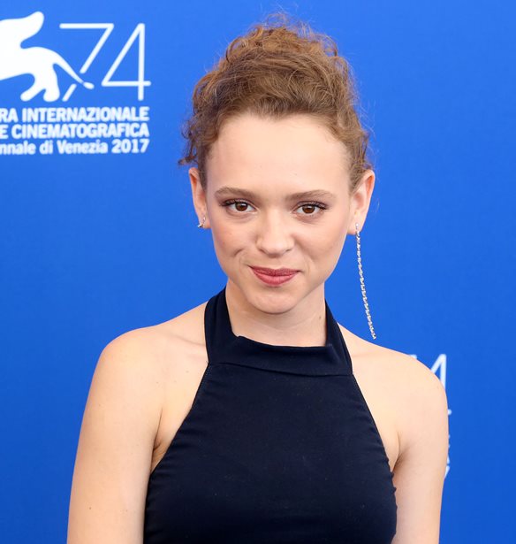 Shira Haas: &#x38C;&#x3BB;&#x3BF;&#x3B9; &#x3BC;&#x3B9;&#x3BB;&#x3AC;&#x3BD;&#x3B5; &#x3B3;&#x3B9;&#x3B1; &#x3C4;&#x3B7;&#x3BD; &#x3C0;&#x3C1;&#x3C9;&#x3C4;&#x3B1;&#x3B3;&#x3C9;&#x3BD;&#x3AF;&#x3C3;&#x3C4;&#x3C1;&#x3B9;&#x3B1; &#x3C4;&#x3BF;&#x3C5; Unorthodox